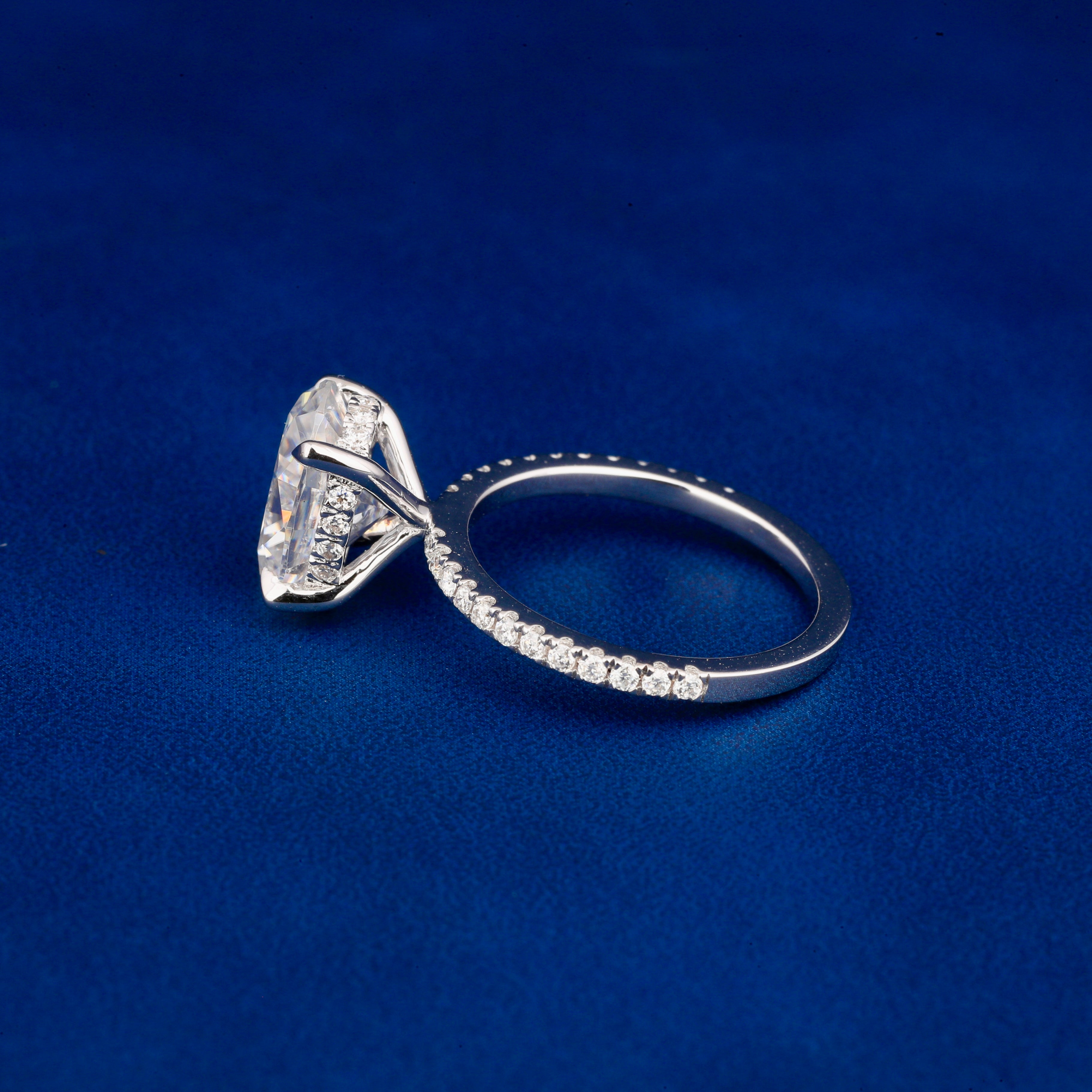 3ct Oval cut 18K gold Ring